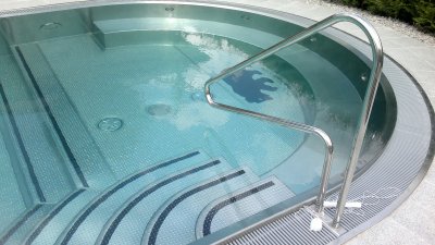 Nerezový prelivový bazén s AquaDiamante úpravou vody