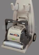 
	Az automata tiszt&iacute;t&oacute; robot AquaVac Quickclean egyar&aacute;nt tiszt&iacute;tja a medenc&eacute;k alj&aacute;t &eacute;s falait.

