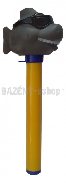 Teplomer plavajúci so zvieratkom – žralok s okuliarmi